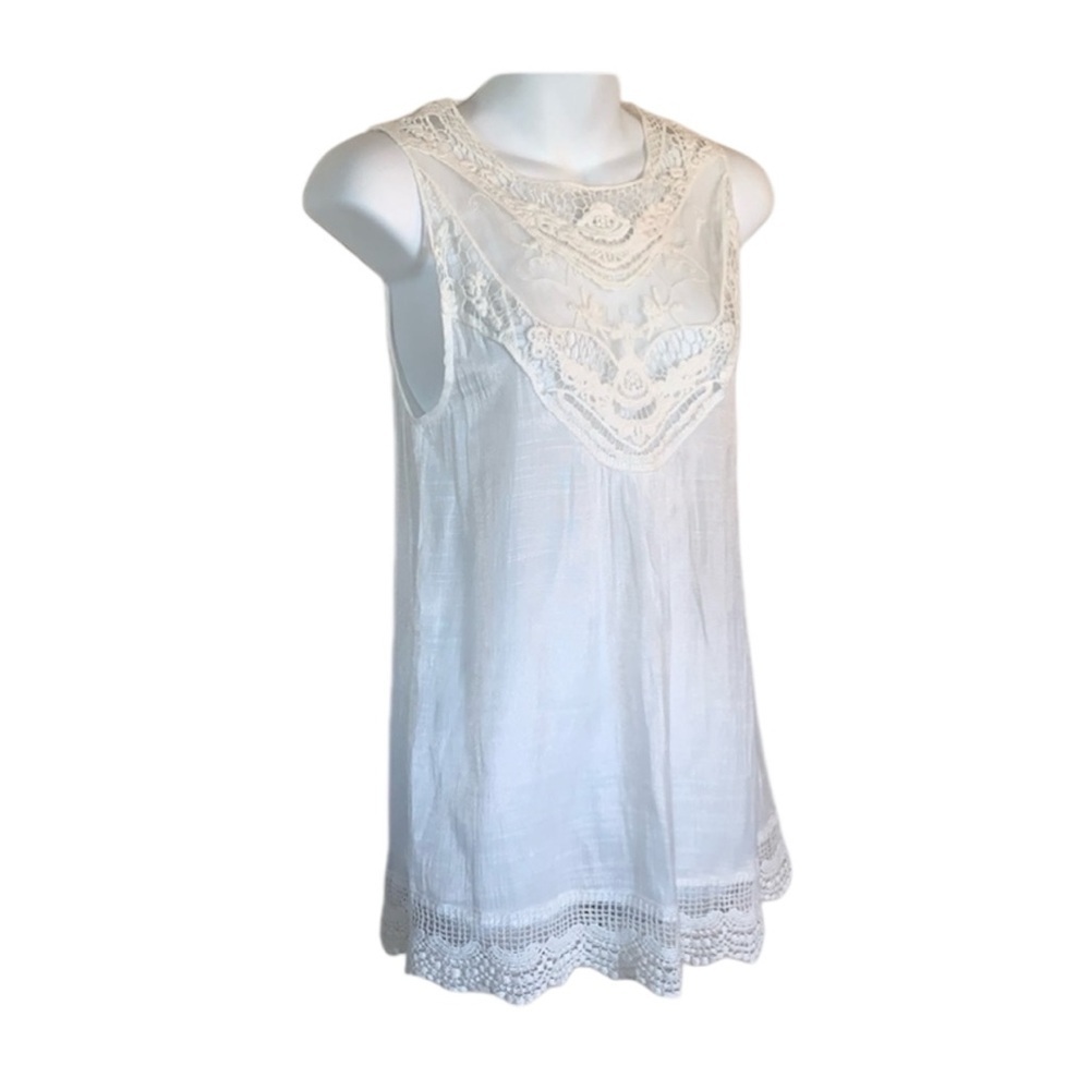 Vici White sleeveless blouse Women's S, with lace on bodice & scalloped hem. EUC